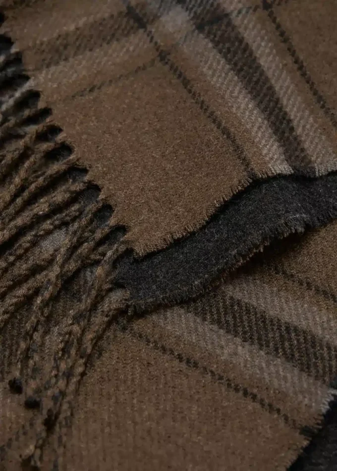 Szalik w kratkę z frędzlami Szalik w kratkę z frędzlami