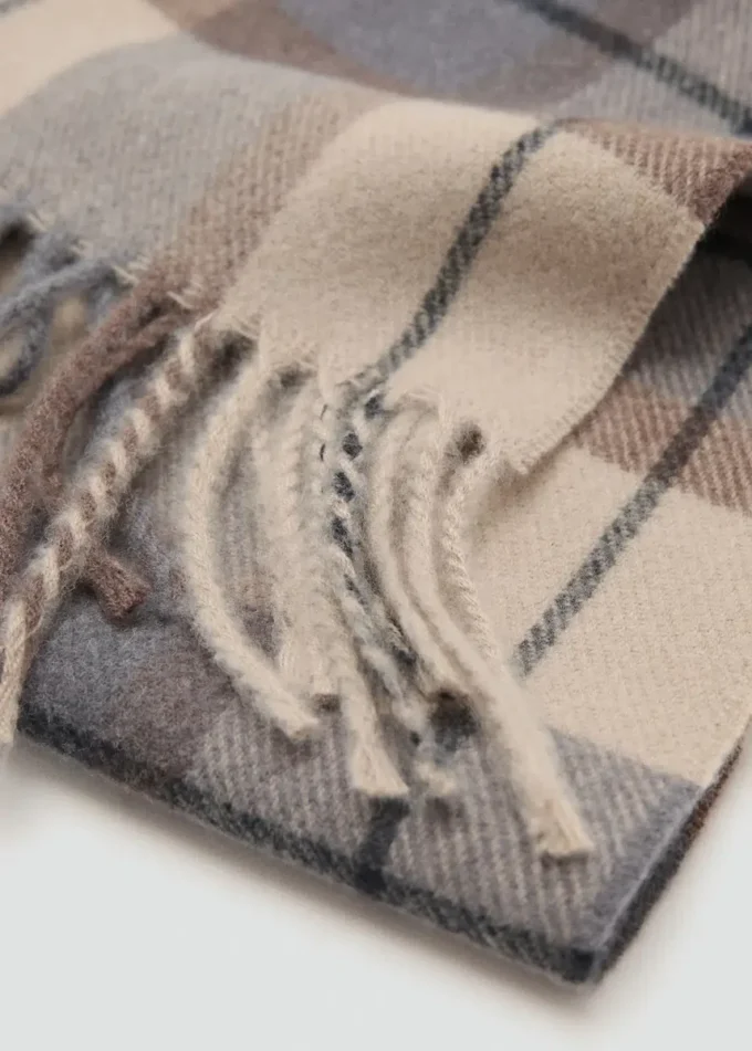 Szalik w kratkę z frędzlami Szalik w kratkę z frędzlami