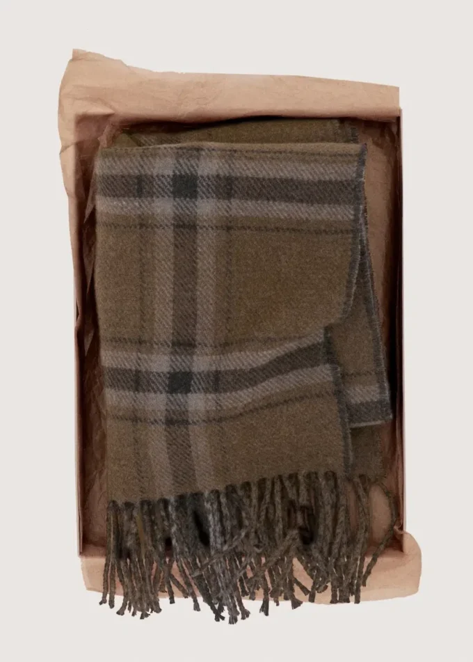 Szalik w kratkę z frędzlami Szalik w kratkę z frędzlami