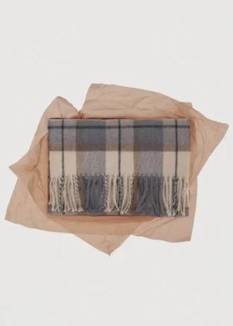 Szalik w kratkę z frędzlami