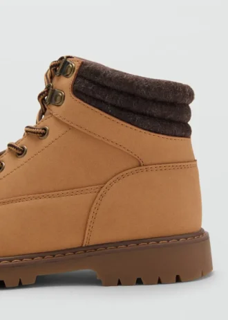 Sznurowane buty górskie