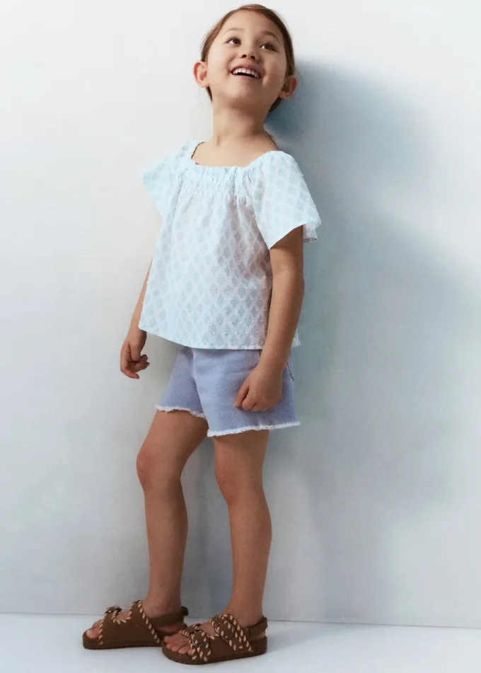 Szorty jeansowe z postrzępionym brzegiem Szorty jeansowe z postrzępionym brzegiem