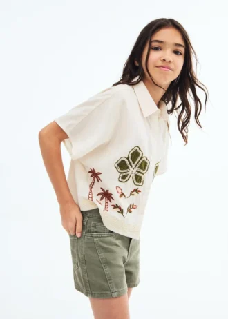 Szorty z detalami w postaci szwów