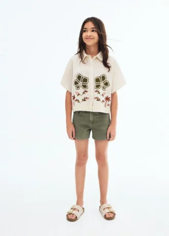 Szorty z detalami w postaci szwów