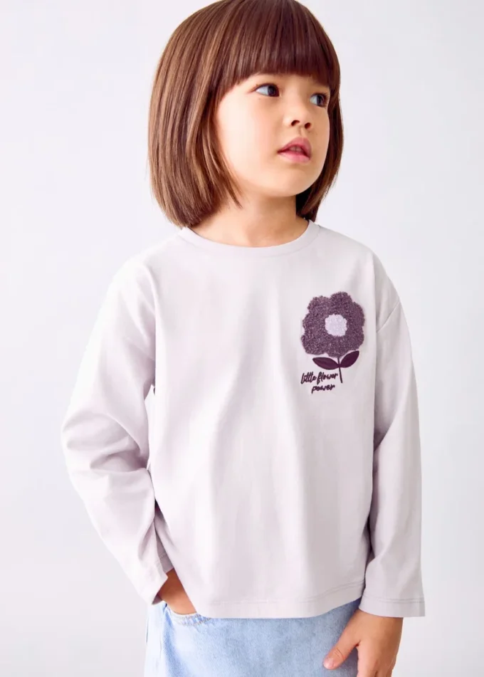 T-shirt z haftowanym detalem T-shirt z haftowanym detalem