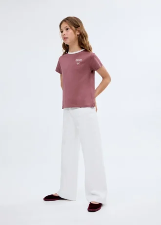 T-shirt z haftowanym kontrastowym kołnierzem