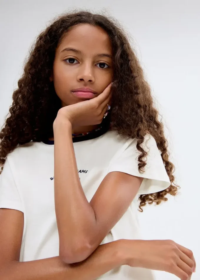 T-shirt z haftowanym kontrastowym kołnierzem T-shirt z haftowanym kontrastowym kołnierzem