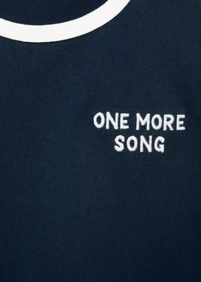 T-shirt z haftowanym kontrastowym kołnierzem