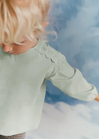 T-shirt z koronkowymi detalami T-shirt z koronkowymi detalami