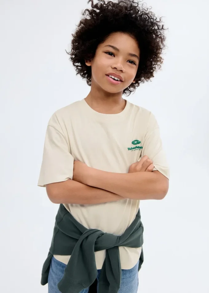 T-shirt z nadrukowanymi wytłoczonymi literami T-shirt z nadrukowanymi wytłoczonymi literami