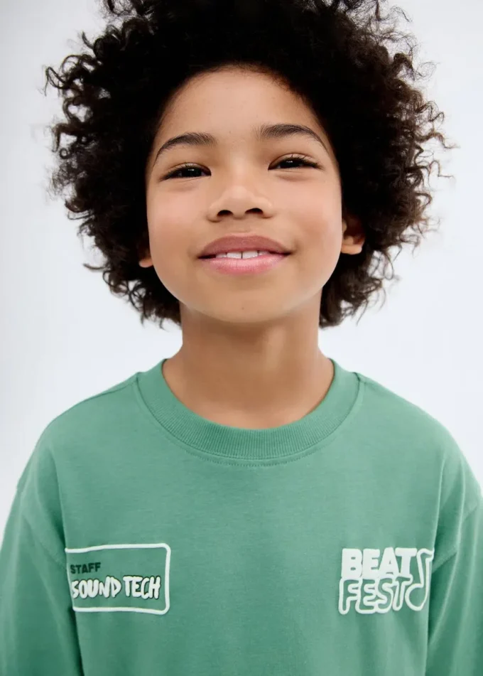 T-shirt z nadrukowanymi wytłoczonymi literami T-shirt z nadrukowanymi wytłoczonymi literami