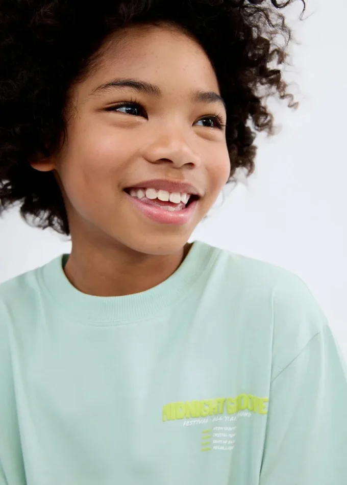 T-shirt z nadrukowanymi wytłoczonymi literami T-shirt z nadrukowanymi wytłoczonymi literami