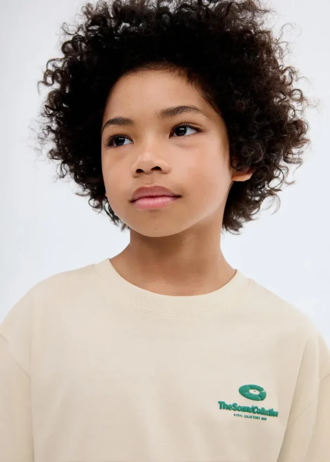 T-shirt z nadrukowanymi wytłoczonymi literami T-shirt z nadrukowanymi wytłoczonymi literami