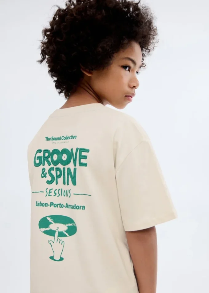 T-shirt z nadrukowanymi wytłoczonymi literami T-shirt z nadrukowanymi wytłoczonymi literami