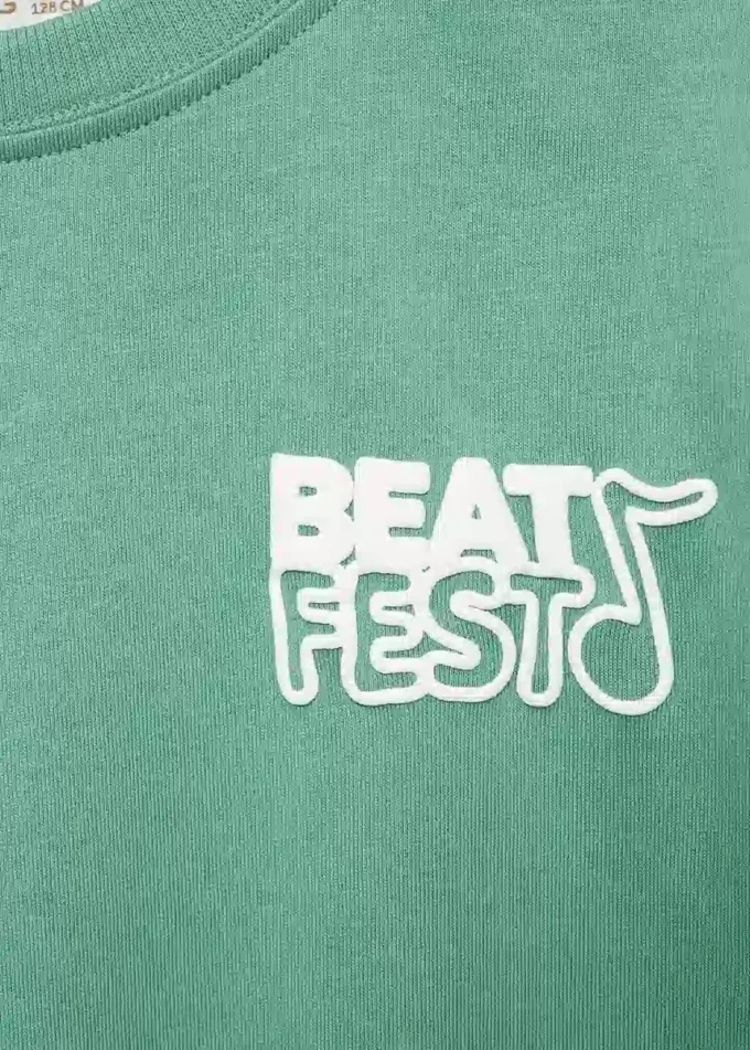 T-shirt z nadrukowanymi wytłoczonymi literami T-shirt z nadrukowanymi wytłoczonymi literami