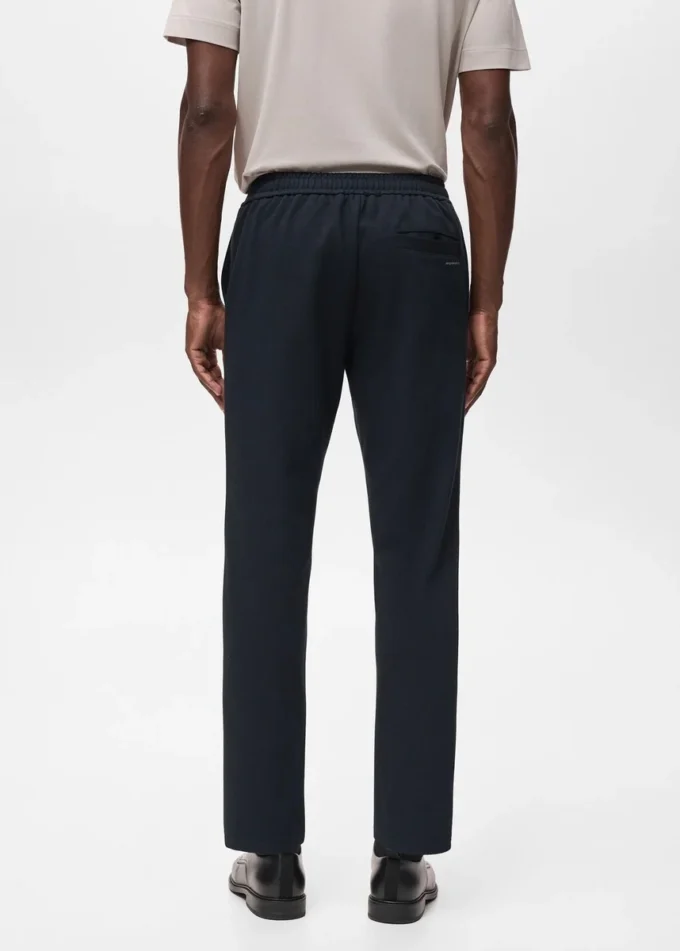 Techniczne spodnie dresowe o strukturalnym kroju Techniczne spodnie dresowe o strukturalnym kroju