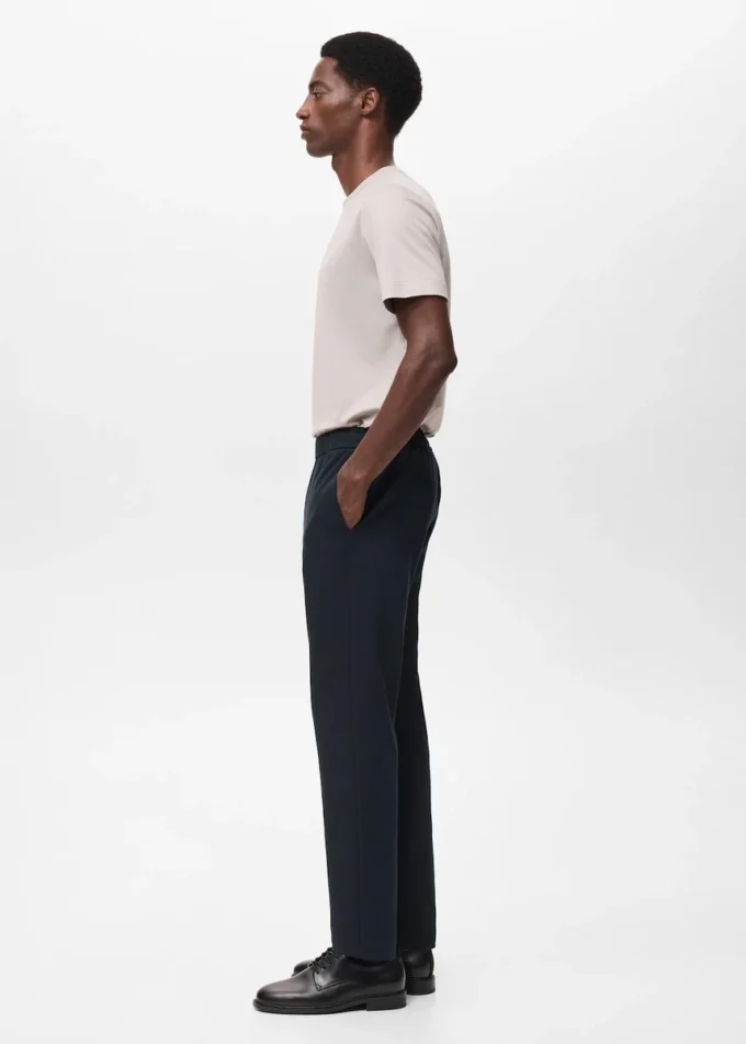 Techniczne spodnie dresowe o strukturalnym kroju Techniczne spodnie dresowe o strukturalnym kroju