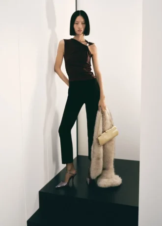 Top z asymetrycznym dekoltem i metalicznymi detalami Top z asymetrycznym dekoltem i metalicznymi detalami