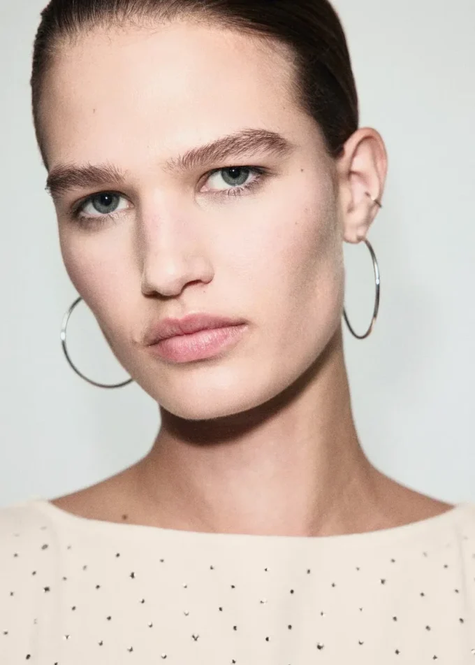 Top z dekoltem w łódkę i kryształkami Top z dekoltem w łódkę i kryształkami