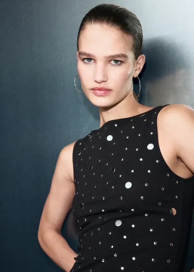 Top z dekoltem w łódkę i kryształkami Top z dekoltem w łódkę i kryształkami