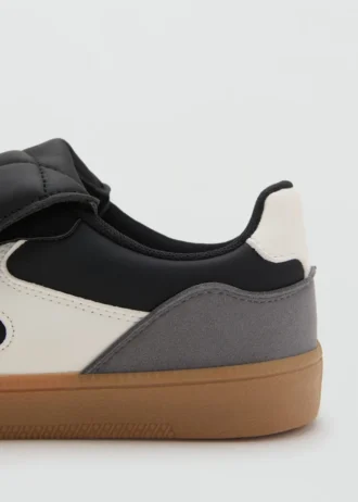 Trampki z podwiniętym językiem