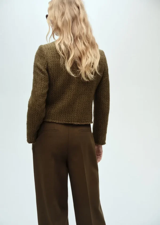 Tweedowa marynarka z guzikami imitującymi klejnoty Tweedowa marynarka z guzikami imitującymi klejnoty