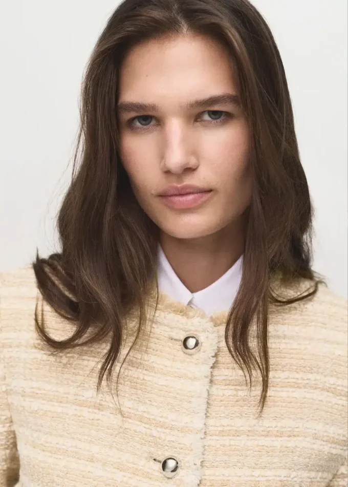 Tweedowa marynarka z guzikami imitującymi klejnoty Tweedowa marynarka z guzikami imitującymi klejnoty