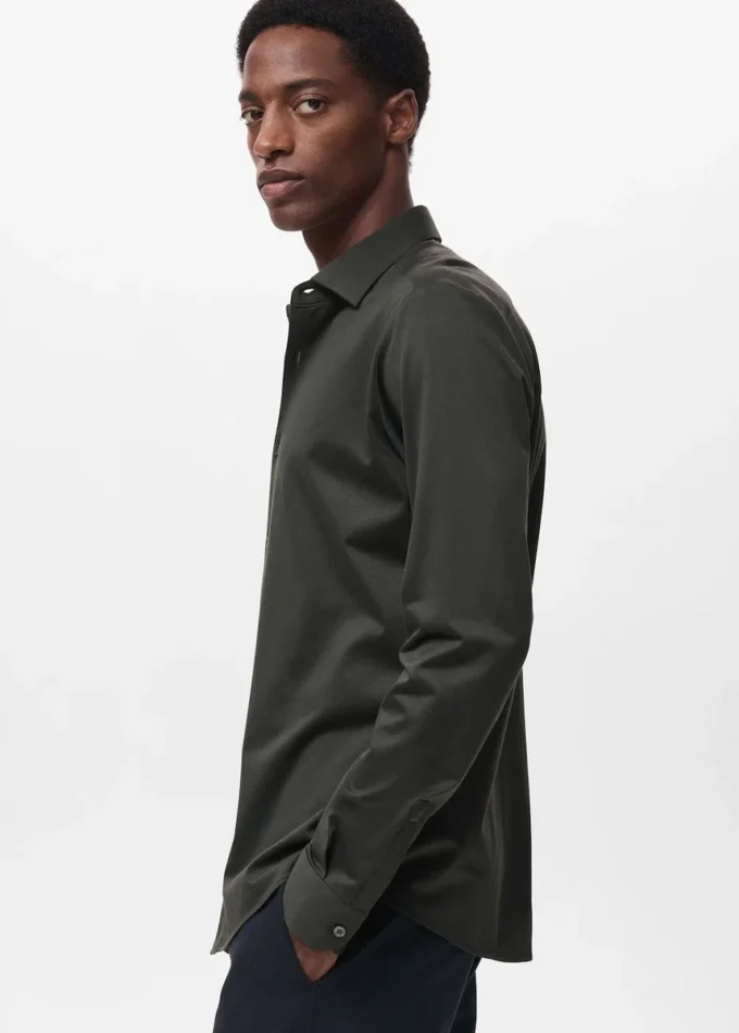 Wygodna, nie wymagająca prasowania koszula z elastycznego materiału Wygodna, nie wymagająca prasowania koszula z elastycznego materiału