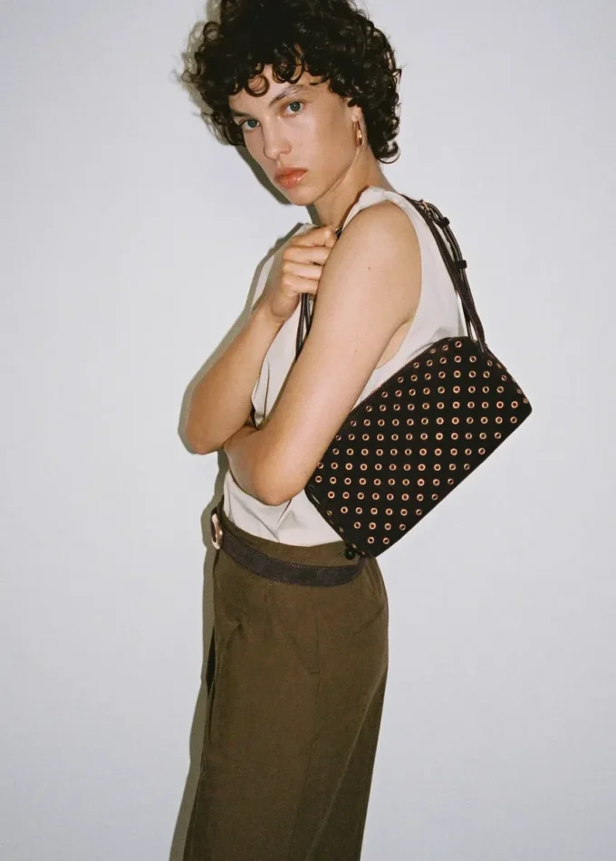 Zamszowa torba na ramię z oczkami Zamszowa torba na ramię z oczkami